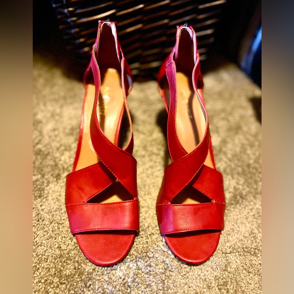 Nine West pre-owned sandals size 9